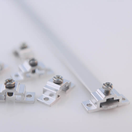 TRINGLE ALU PLATE 12x2 - Avec supports à visser